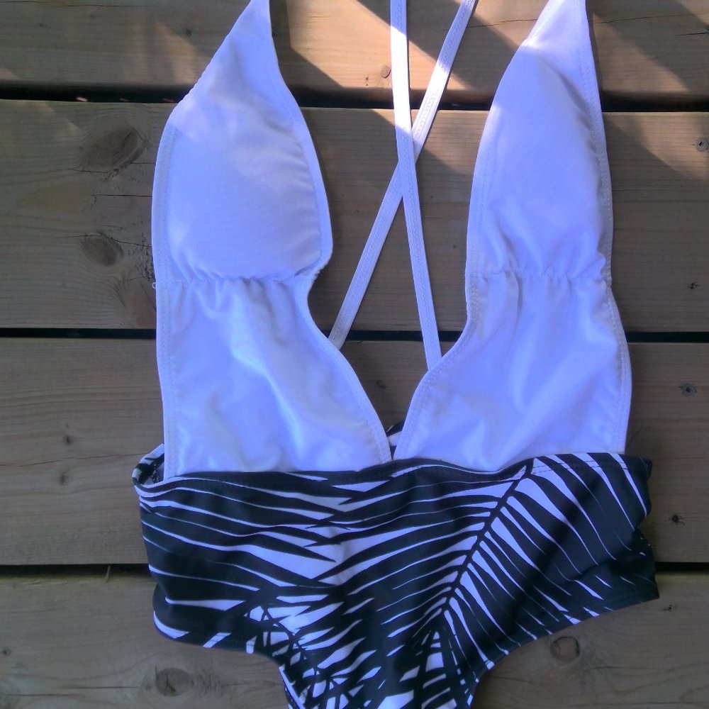 Brand New Black White Tropical Deep Plunge Swim